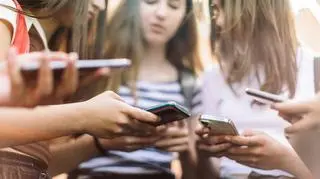 Uczniowie z pomocą AI wygenerowali nagie zdjęcie koleżanki 